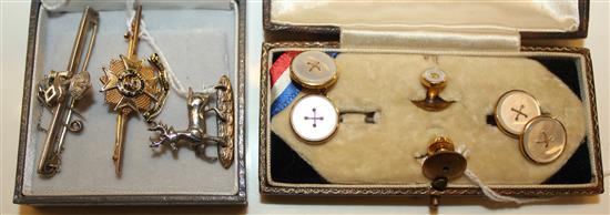 9ct gold & mother of pearl dress set, cased, 9ct gold Bedfordshire & Herfordshire Regiment sweetheart brooch & 2 other brooches